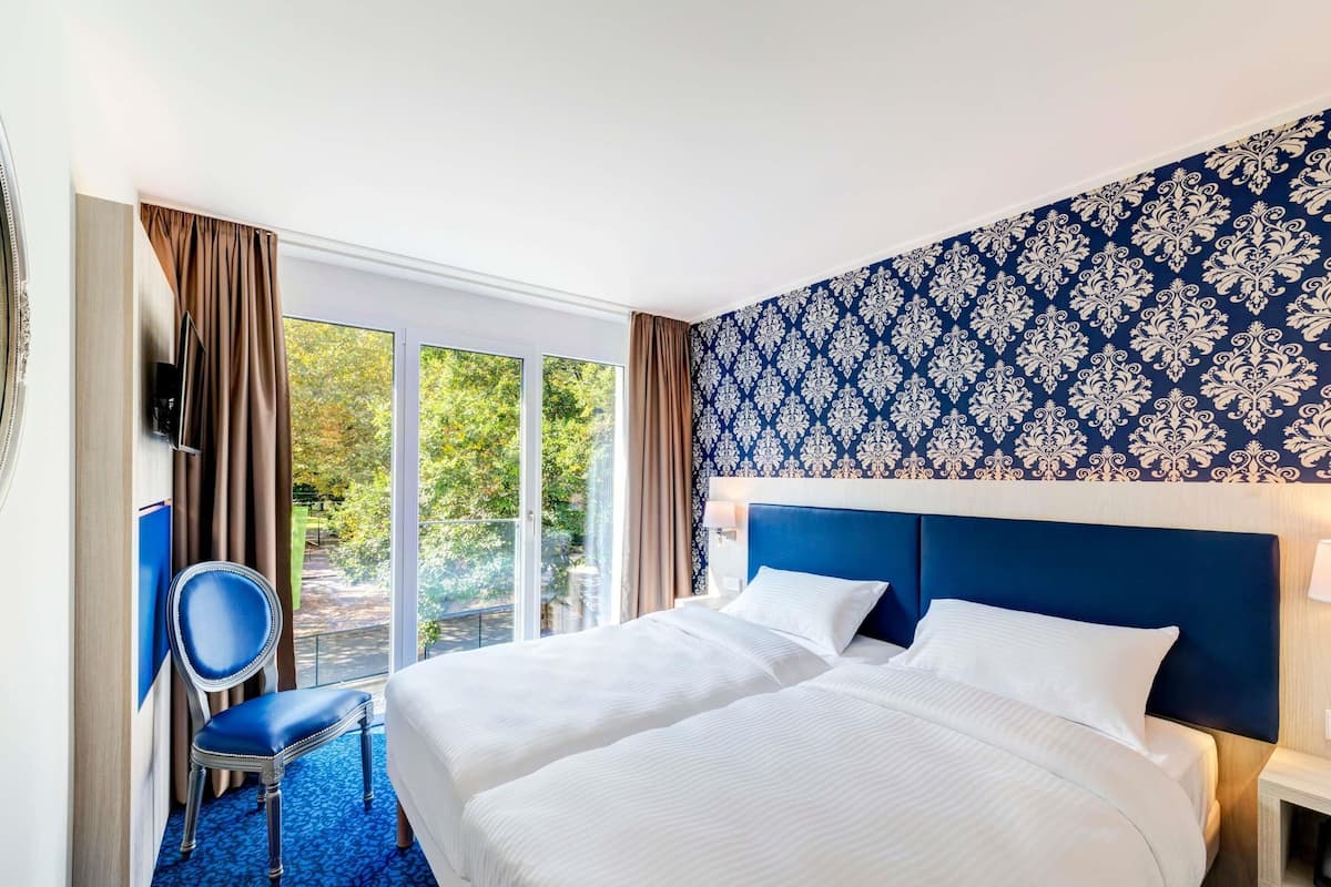 Quarto duplo conforto, 2 camas de solteiro | Cofres nos quartos, escrivaninha, quartos à prova de som