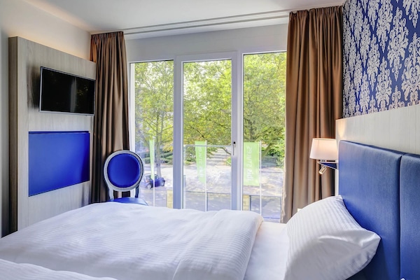 Comfort tvåbäddsrum - 2 enkelsängar | Värdeförvaringsskåp på rummet, skrivbord och ljudisolering