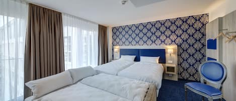Familiekamer, 1 tweepersoonsbed met slaapbank (All Comfort) | Een kluis op de kamer, een bureau, geluiddichte muren