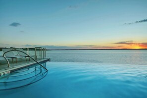 Indoor pool, seasonal outdoor pool, pool loungers - Courtyard by Marriott Erie Bayfront (Erie)