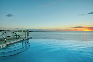 Innenpool, Außenpool (je nach Saison geöffnet), Liegestühle