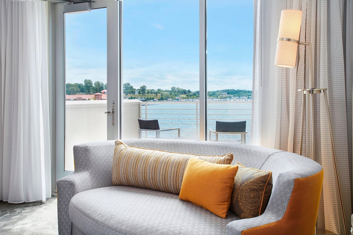 Rom – deluxe, 1 kingsize-seng med sovesofa, ikke-røyk, utsikt mot bukt (Balcony) | Sengetøy av topp kvalitet, dundyner og skrivebord