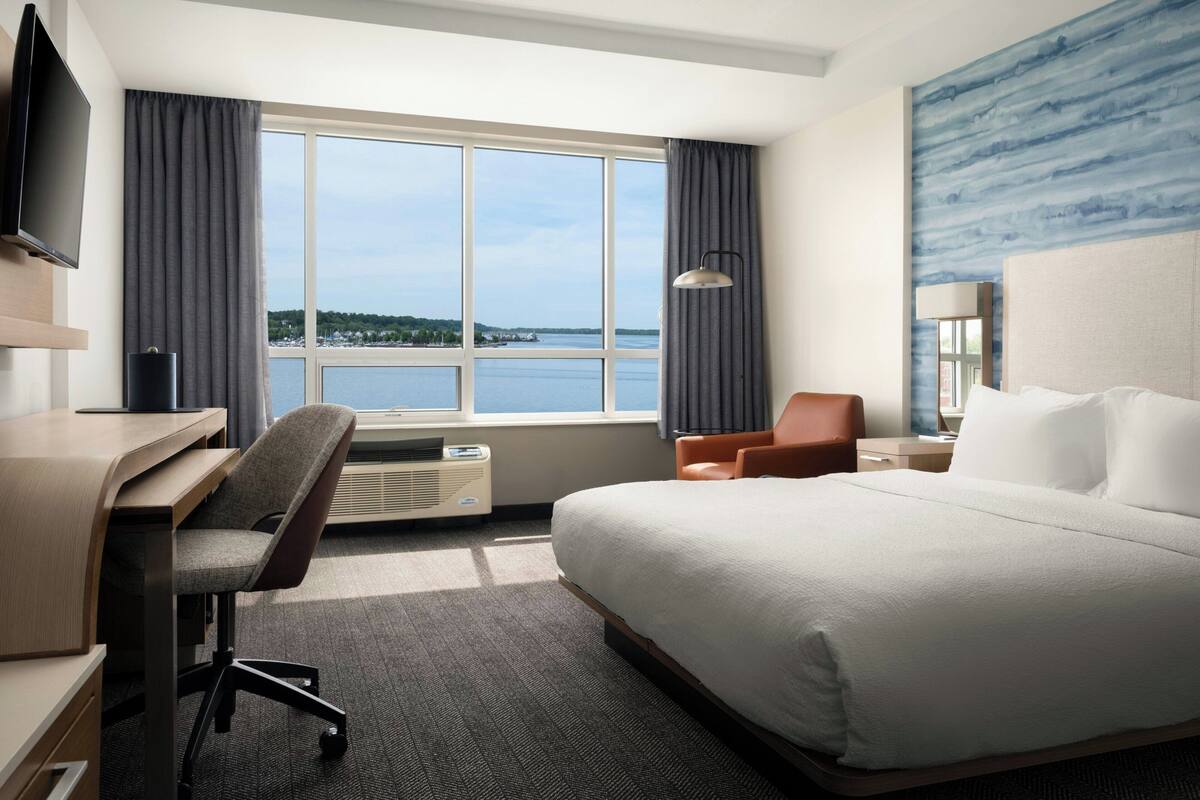 Deluxe Room, 1 King Bed with Sofa bed, Non Smoking, Bay View | Premium bedding, down comforters, desk, laptop workspace