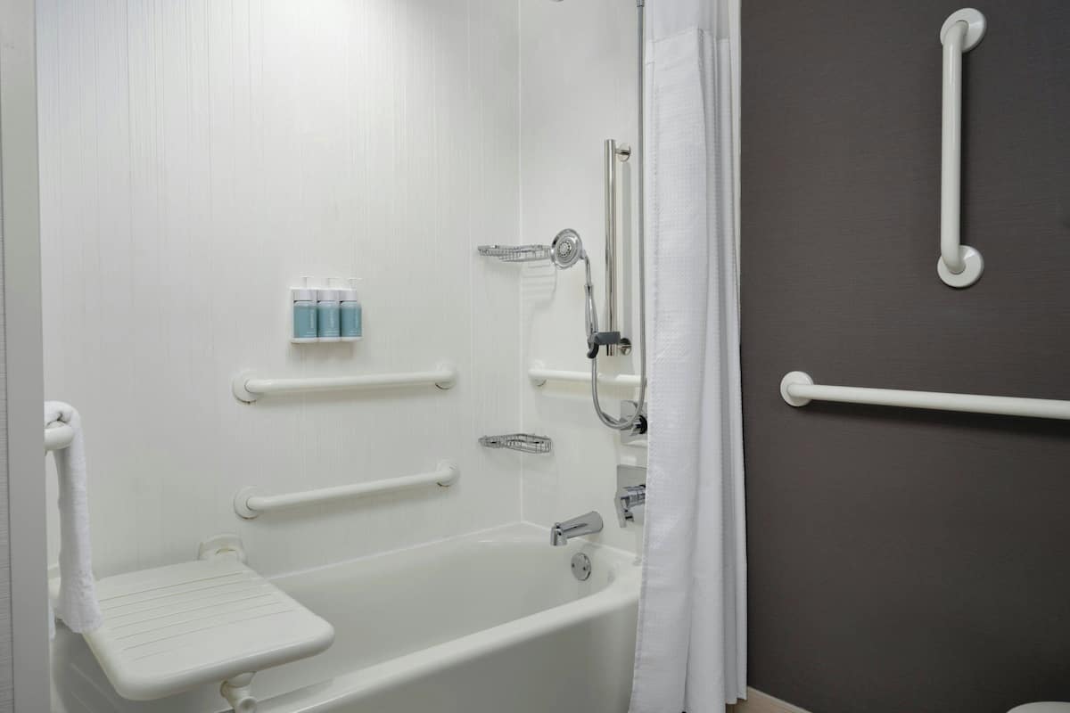 Room, 1 King Bed, Non Smoking | Bar (on property)