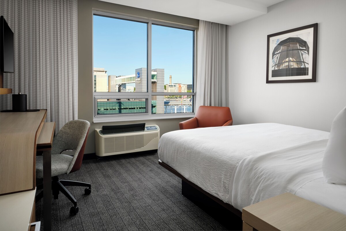 Premium bedding, down comforters, desk, laptop workspace