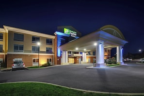Un hôtel Holiday Inn Express & Suites doté d’une entrée bien éclairée et d’un parking.