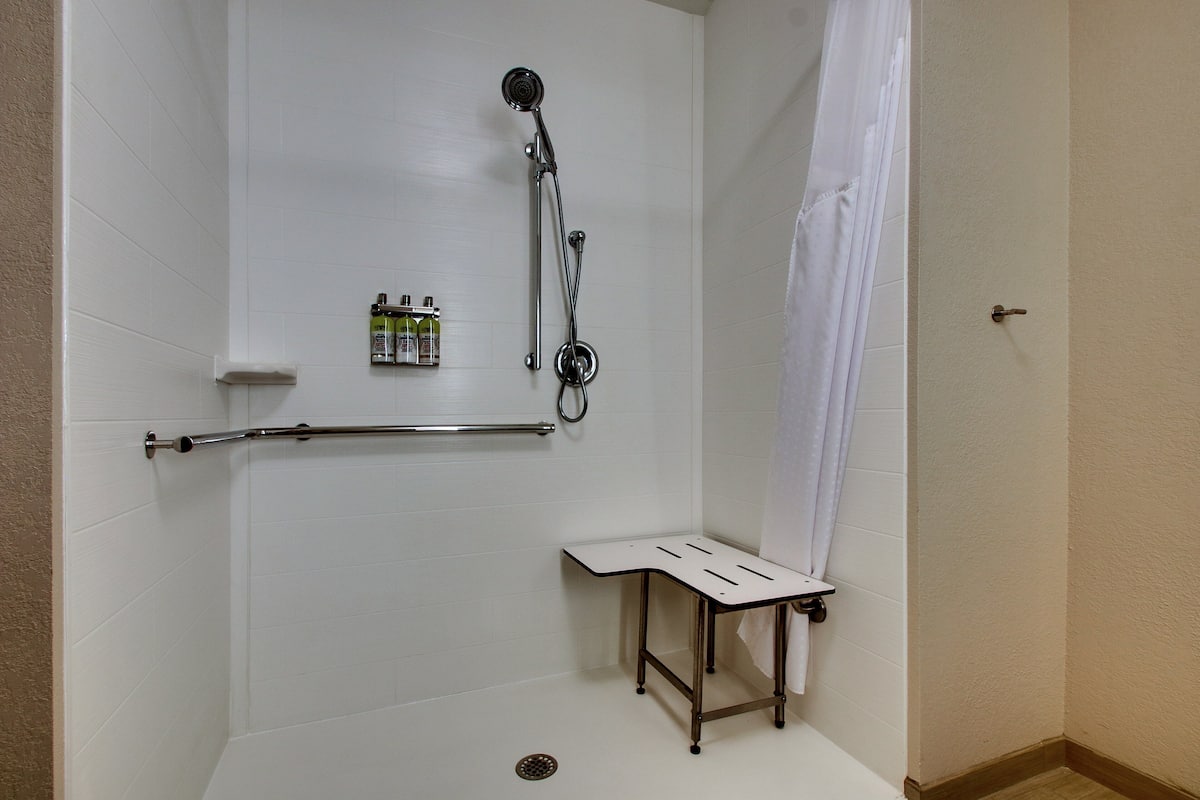 Habitación estándar, 1 cama de matrimonio grande (Mobility, Roll-In Shower) | Baño | Artículos de higiene personal gratuitos, secador de pelo y toallas