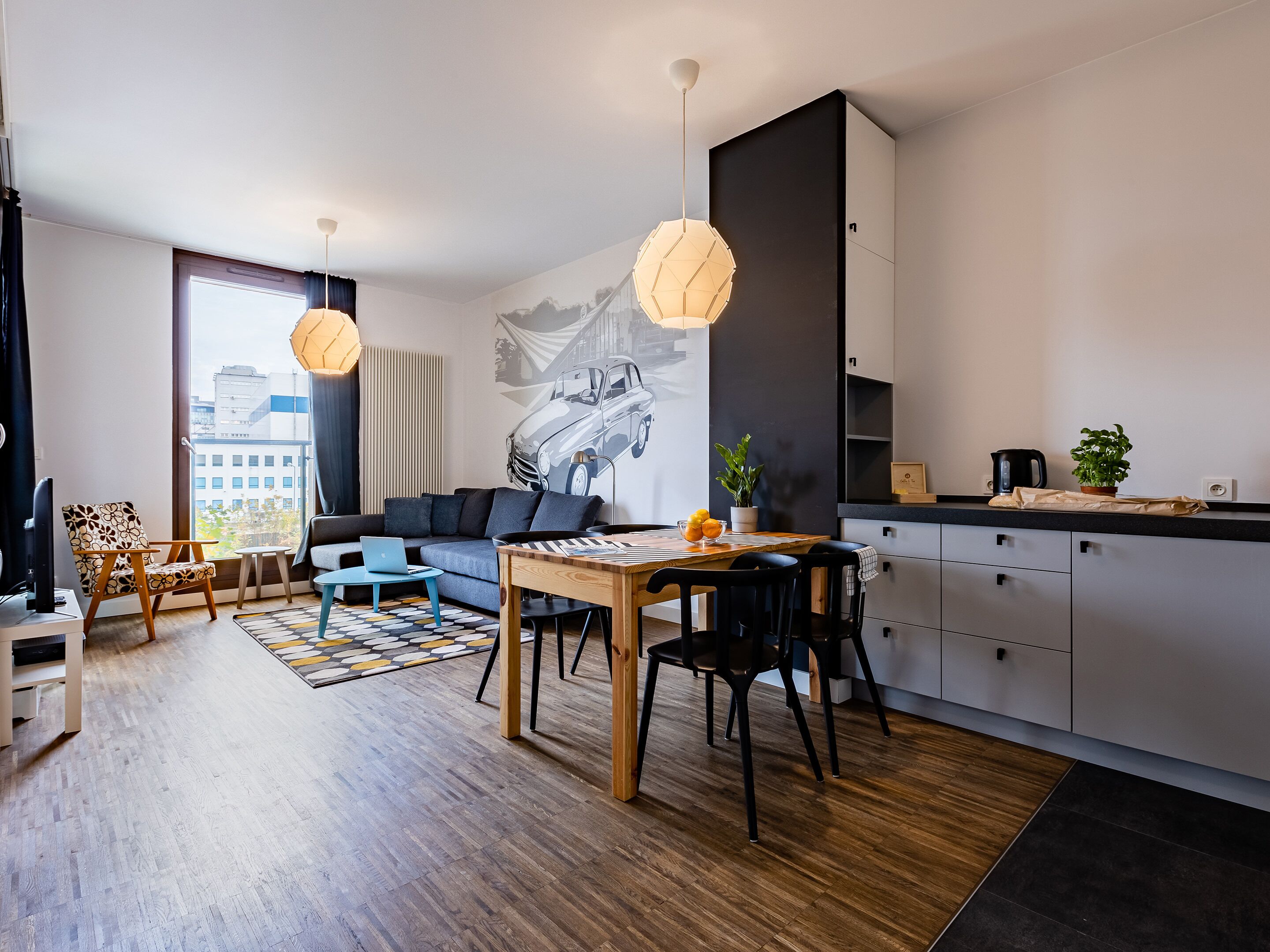 Un appartement moderne comprenant un coin repas, un canapé, une table basse et une cuisine.