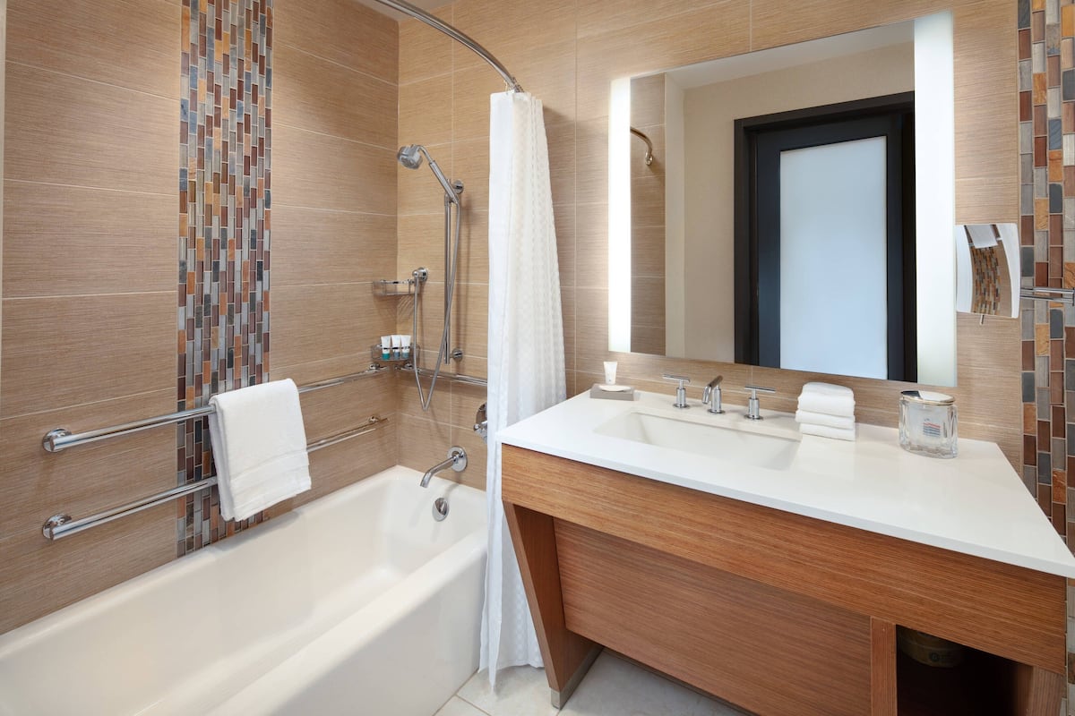 Tina con regadera, amenidades de baño gratuitas, secadora de cabello