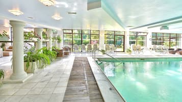 Una piscina cubierta, una piscina al aire libre de temporada, sombrillas