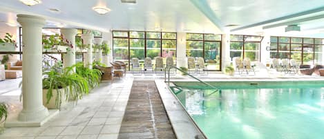 Una piscina cubierta, una piscina al aire libre de temporada, sombrillas