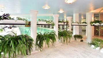 Indendørs pool, sæsonbestemt udendørs pool, parasoller, liggestole