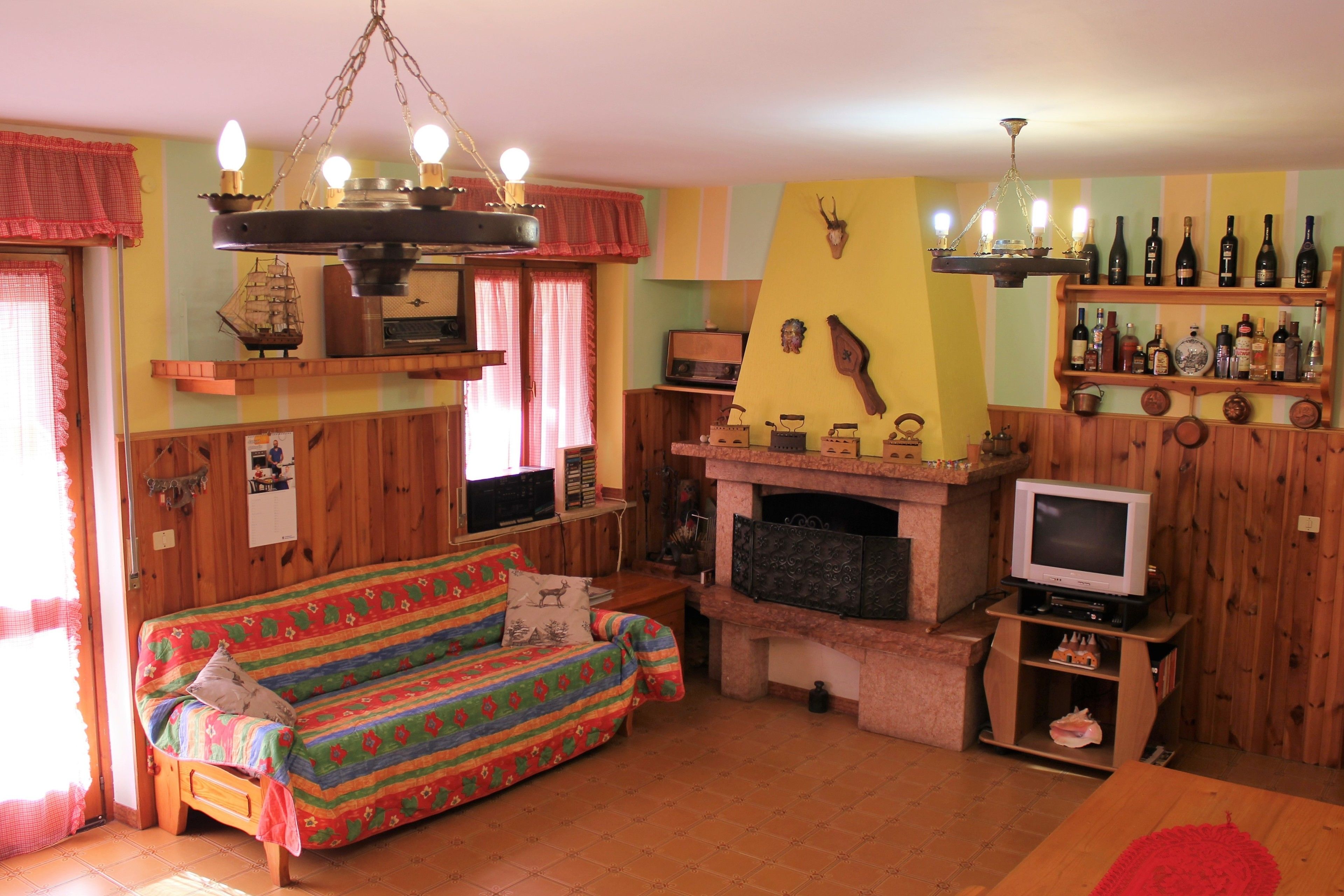 Apartment, 2 Bedrooms, Fireplace, Mountain View | Living room