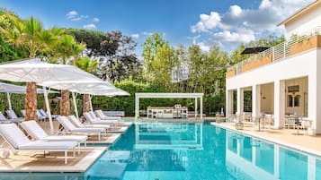 Una piscina al aire libre de temporada