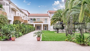 A modern two-story house with a paved driveway leading to a covered patio area. - Resort Miramonti (Forte dei Marmi)