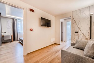 Family Suite | Minibar, caja fuerte, escritorio y sistema de insonorización