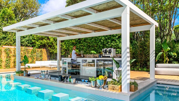 A poolside bar area with a pergola, seating, and a bartender. - Resort Miramonti (Forte dei Marmi)