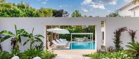 Hồ bơi ngoài trời phục vụ theo mùa