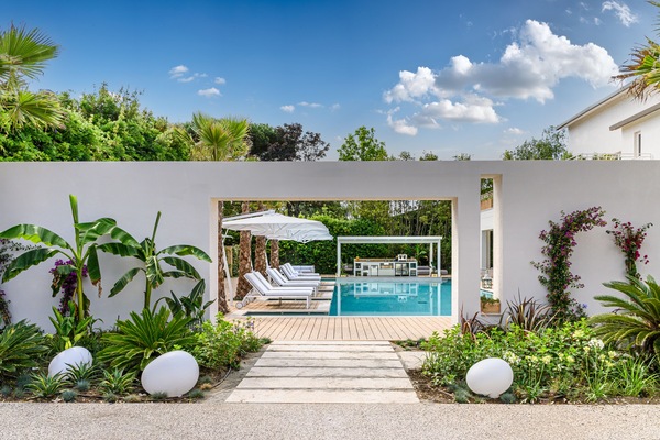 Seasonal outdoor pool