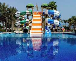 3 piscinas al aire libre, sombrillas, sillones reclinables de piscina