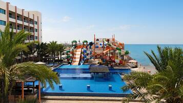 3 piscines extérieures, parasols de plage, chaises longues