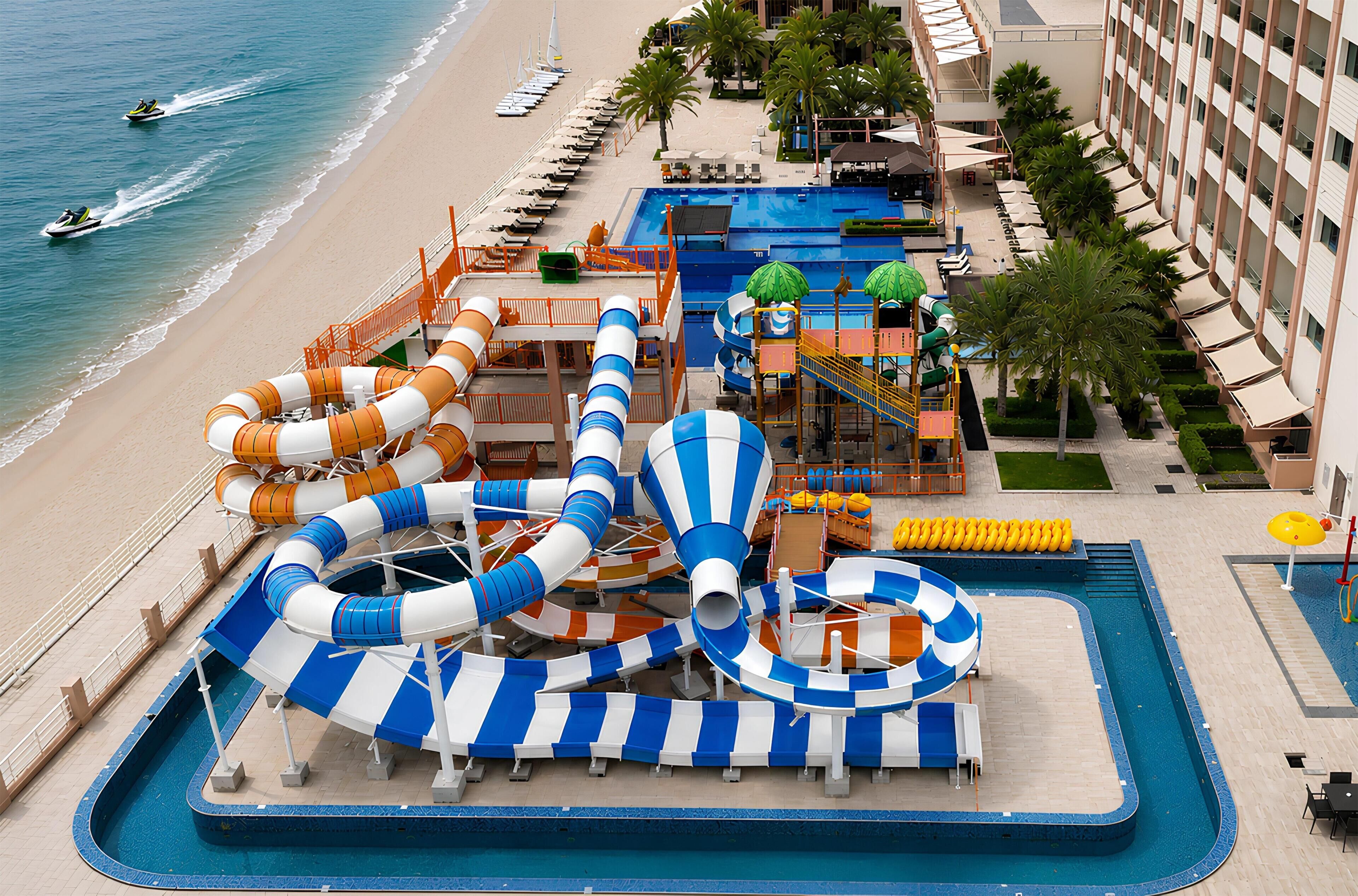 3 piscinas al aire libre, sombrillas, sillones reclinables de piscina