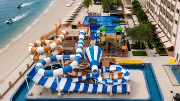 3 piscinas al aire libre, sombrillas, sillones reclinables de piscina