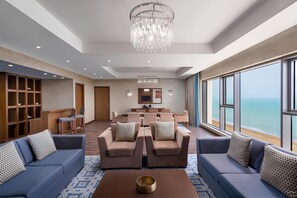 Premium bedding, minibar, in-room safe, desk - Radisson Blu Hotel & Resort, Sohar (Sohar)