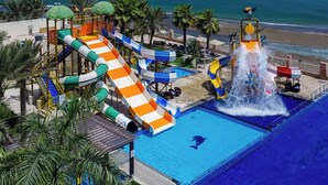 Parque acuático con varias toboganes y una piscina con diseño de delfín.