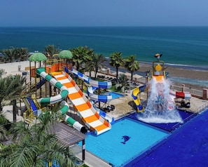 3 piscines extérieures, parasols, chaises longues