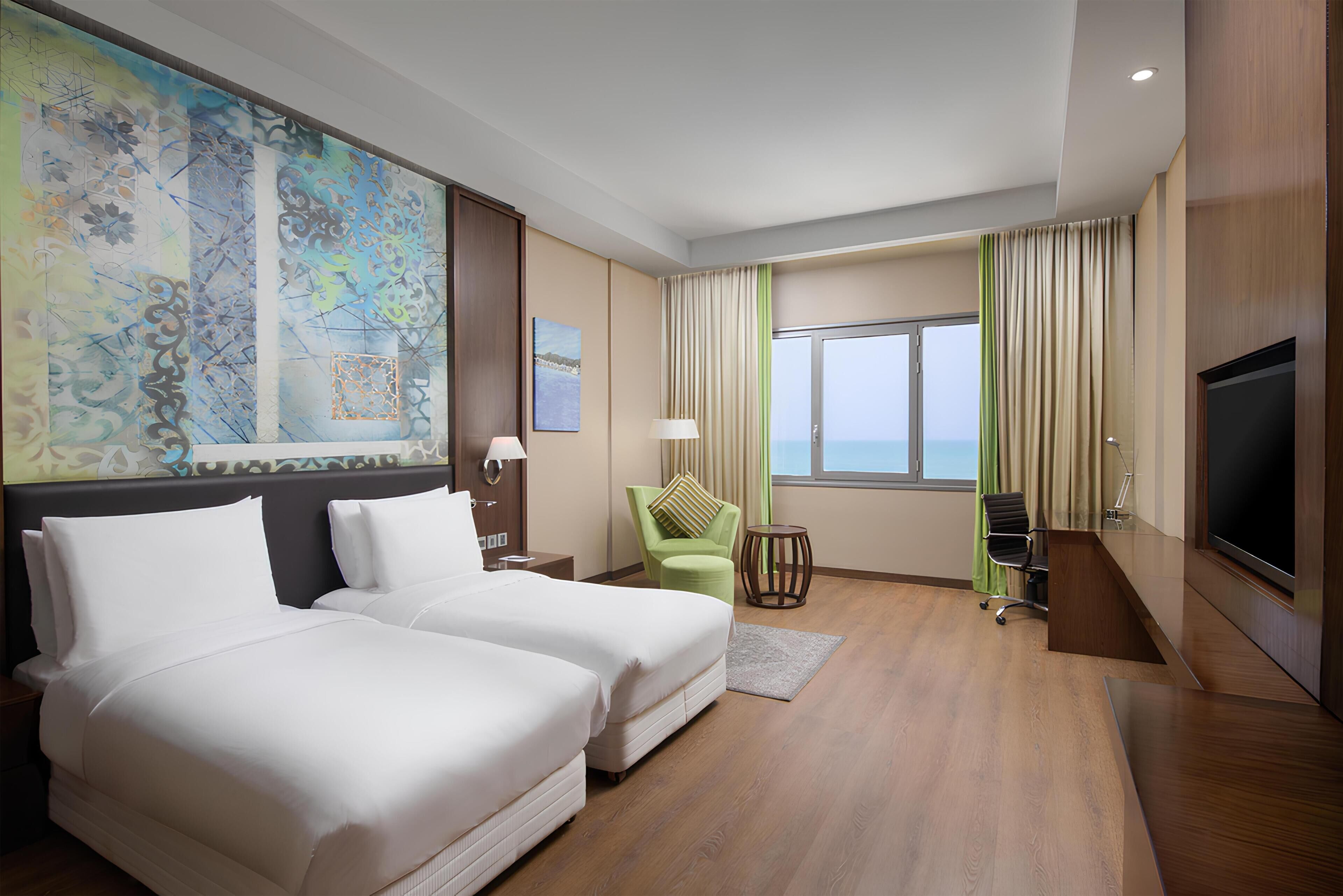 أغطية فراش متميزة وميني بار وخزنة داخل الغرفة ومكتب