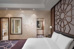 Junior suite | Luxe beddengoed, een minibar, een kluis op de kamer, een bureau