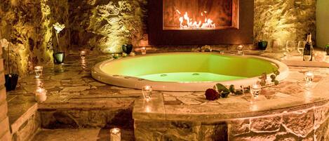 Couples treatment rooms, sauna, hot tub, steam room, body treatments