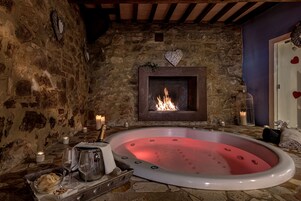 Couples treatment rooms, sauna, hot tub, steam room, body treatments