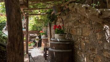 Aperto a colazione, pranzo e cena, cucina locale