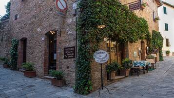 Breakfast, lunch, dinner served; local cuisine