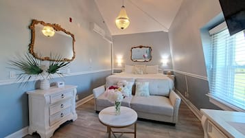 Deluxe kamer, 1 kingsize bed, bad | Een minibar, een kluis op de kamer, een strijkplank/strijkijzer