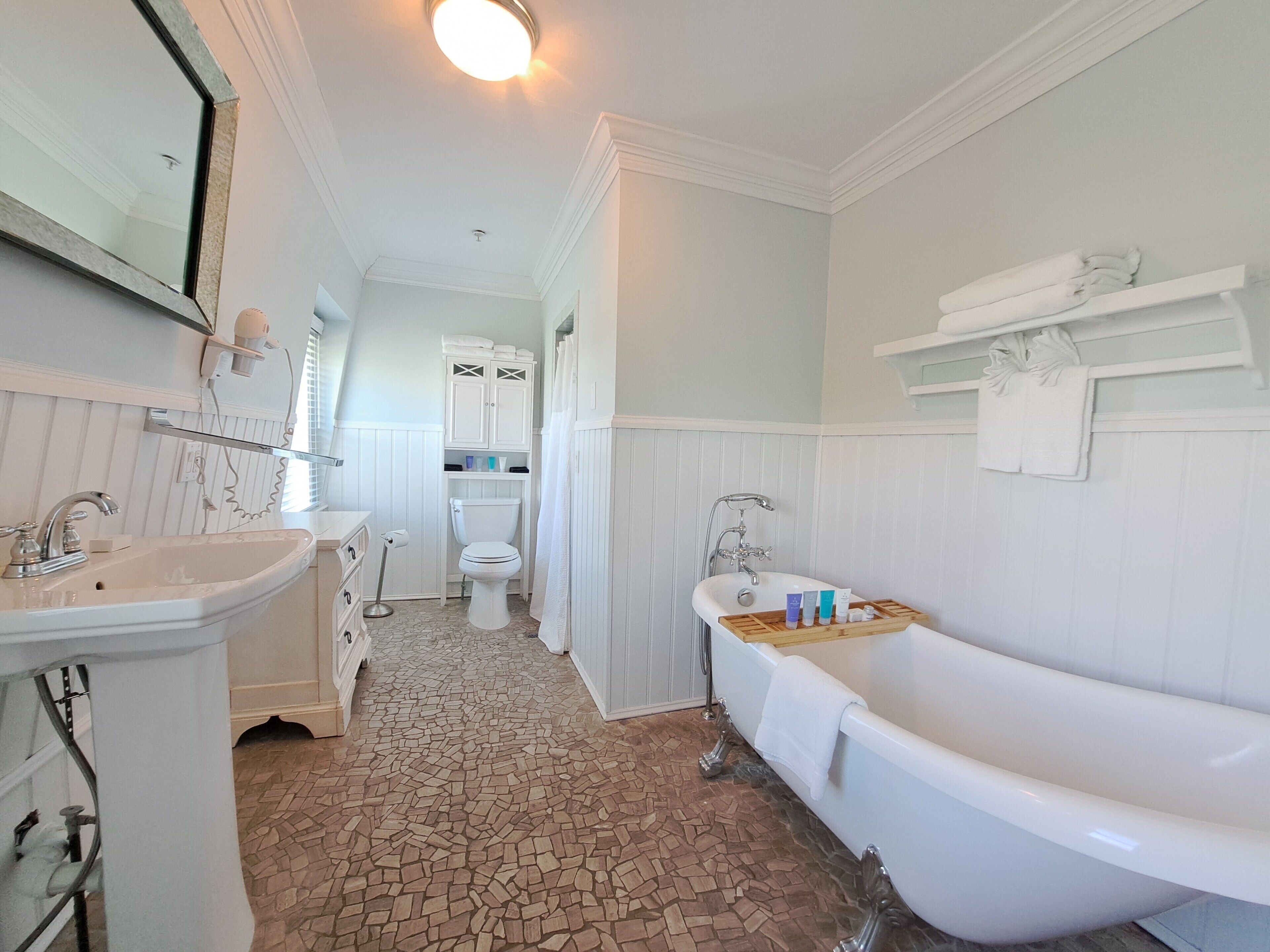 deluxe room, 1 king bed, bathtub | bathroom | separate bathtub and shower, towels