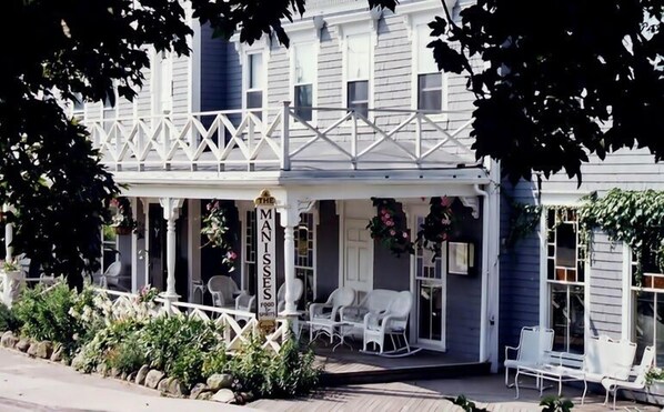 Un bâtiment à deux étages doté d’un balcon blanc et d’une enseigne sur laquelle on peut lire « The Manisses ».