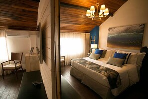 Minibar, decoración personalizada y cortinas blackout