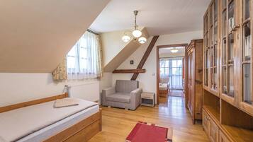 بديكورات فريدة لكل غرفة وطراز فريد لكل وحدة ومكتب وستائر تعتيم