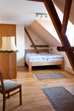 Comfort-huoneisto, 2 makuuhuonetta, keittiö, näköala puutarhaan | Työpöytä, äänieristys, silitysrauta/-lauta, ilmaiset vauvansängyt