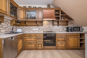 Appartement Confort, 2 chambres, cuisine, vue sur le jardin | Cuisine privée | Réfrigérateur grande capacité avec congélateur, four à micro-ondes