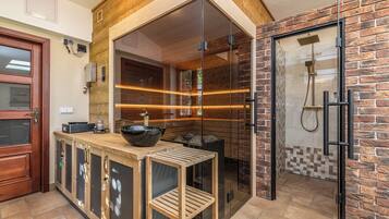 Sauna, hot tub