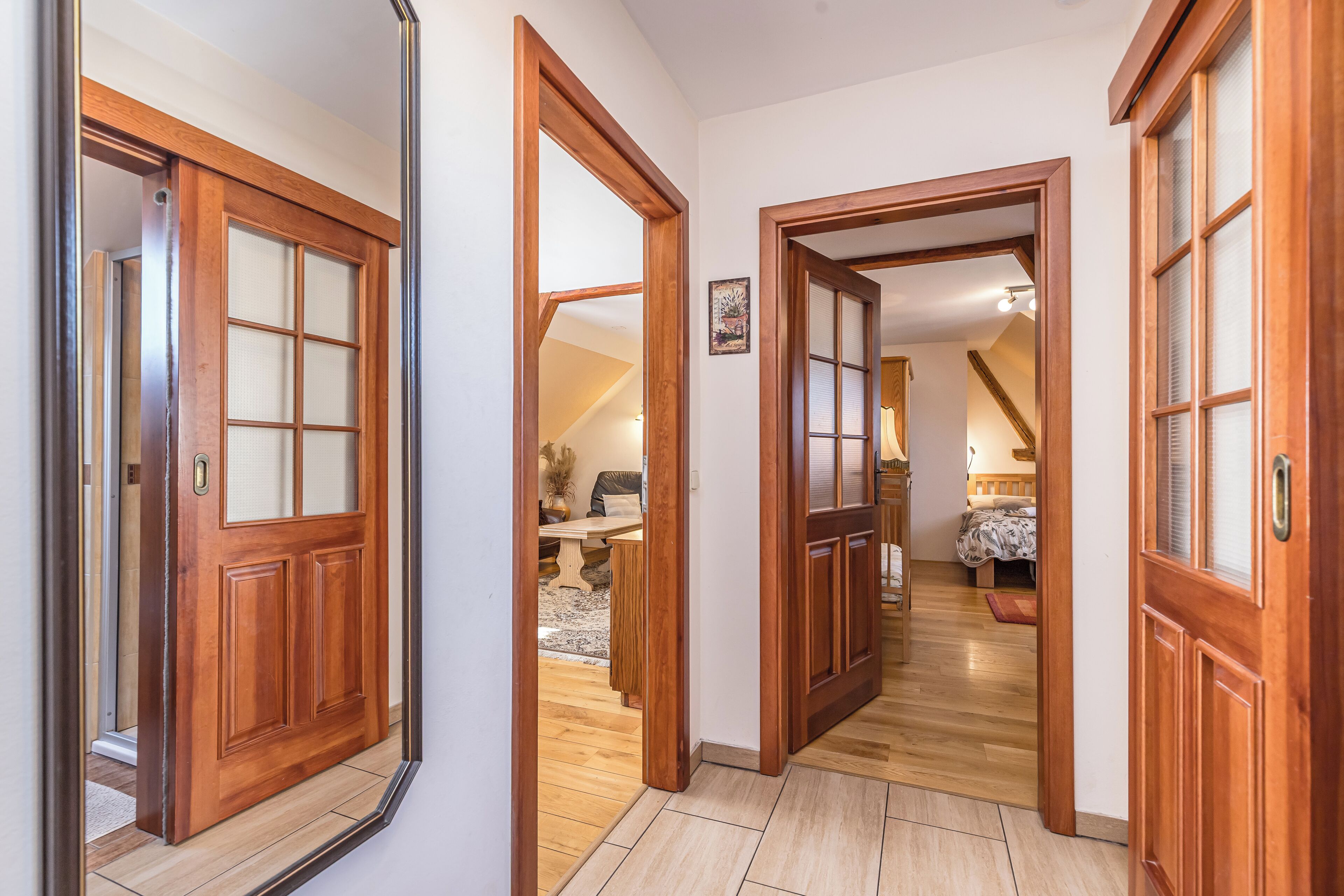 컴포트 아파트, 침실 2개, 주방, 정원 전망 | 각각 다른 스타일의 인테리어, 각각 다르게 가구 비치, 책상, 암막 커튼