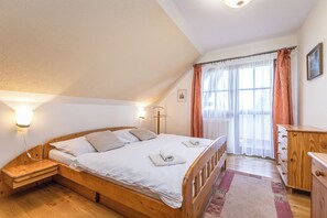 Comfort-Apartment, 3 Schlafzimmer, Balkon, Gartenblick | Individuell dekoriert, individuell eingerichtet, Schreibtisch