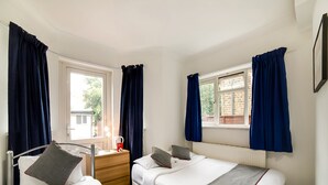 Habitación familiar | Ropa de cama de alta calidad y escritorio 