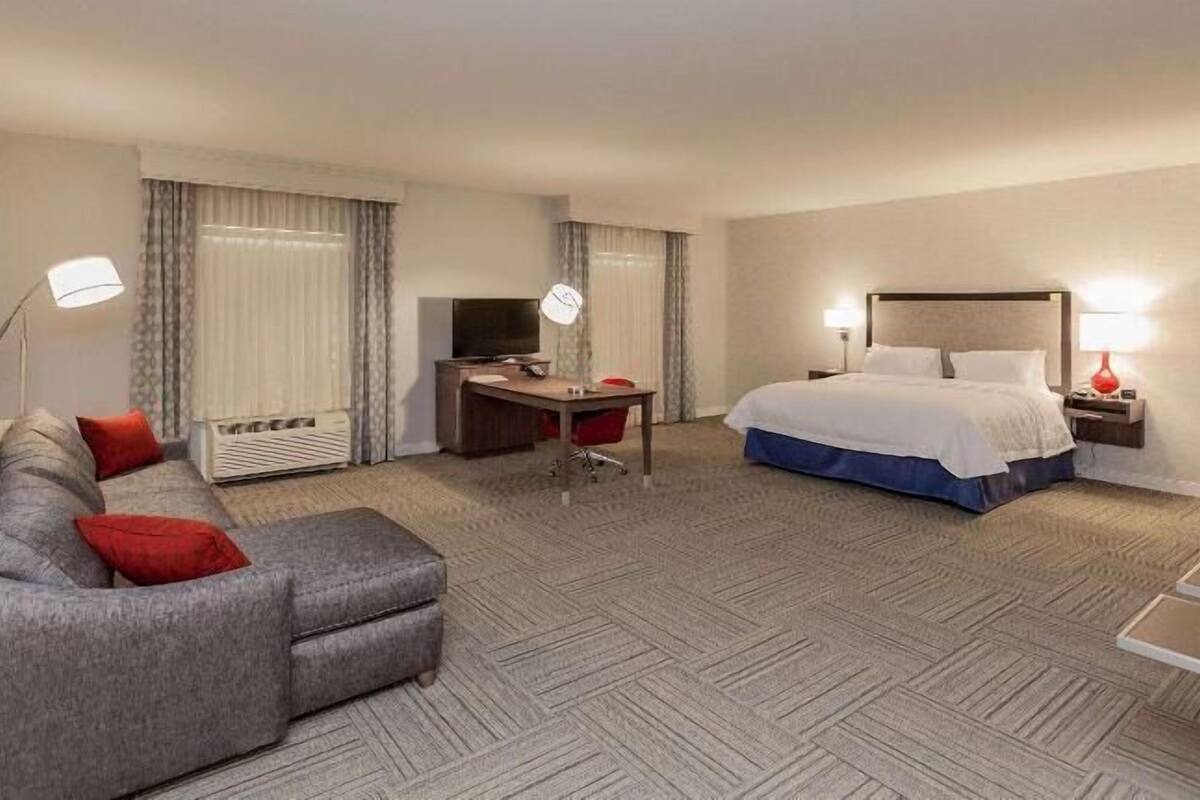 Cofres nos quartos, escrivaninha, Wi-Fi de cortesia, roupa de cama