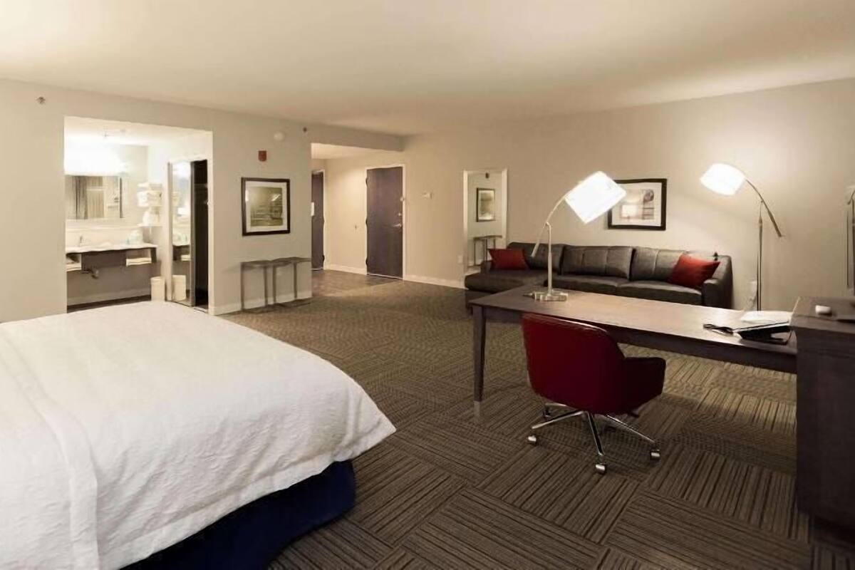 Cofres nos quartos, escrivaninha, Wi-Fi de cortesia, roupa de cama