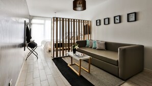 Una sala de estar moderna con un sofá, una mesa de centro y un tapete negro.